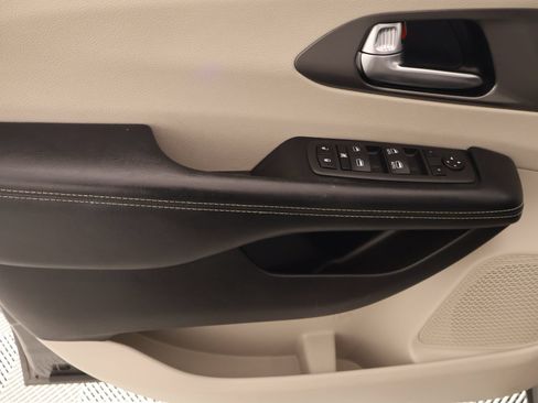 Used 2022 Chrysler Pacifica Touring-L FWD image 16