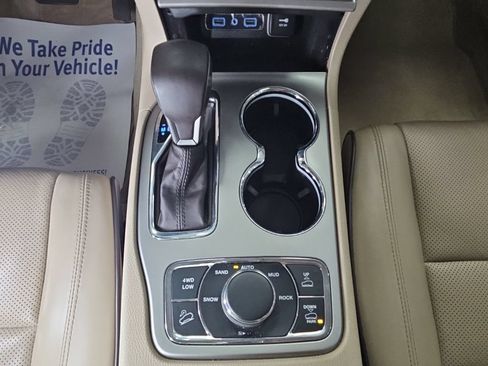 Used 2019 Jeep Grand Cherokee Overland AWD/4WD image 12