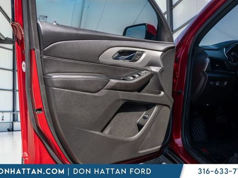 Used 2023 Chevrolet Traverse LT FWD image 15