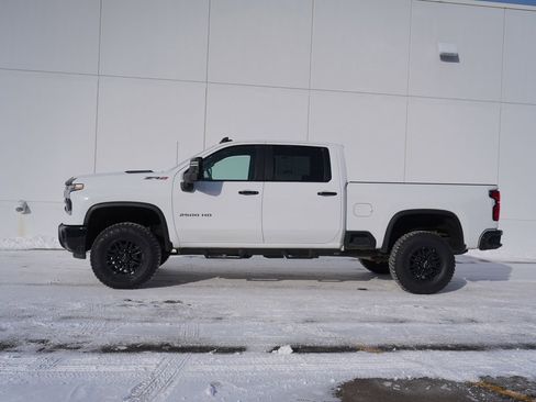 Used 2024 Chevrolet Silverado 2500 ZR2 w/ Technology Package image 6