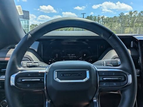 Used 2025 GMC Yukon XL Denali AWD/4WD image 29