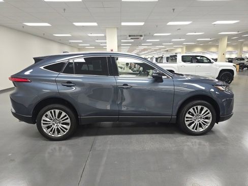 Certified 2021 Toyota Venza XLE image 5