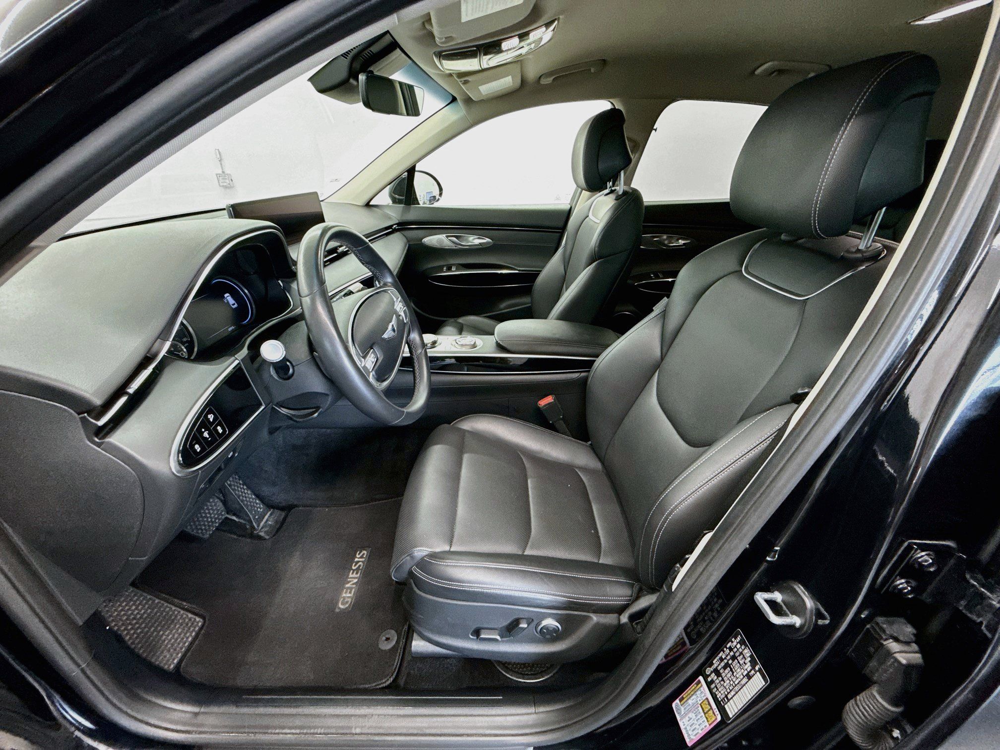 Used 2025 Genesis GV70 2.5T AWD/4WD image 13
