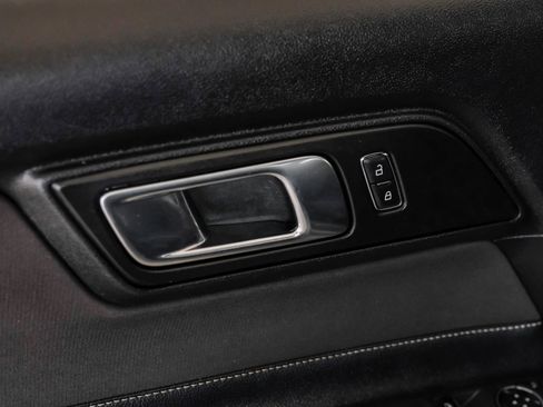Used 2018 Ford Mustang Coupe RWD image 34