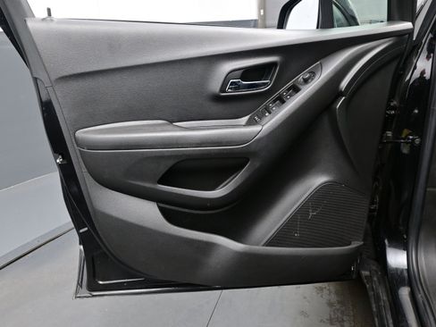 Used 2021 Chevrolet Trax LS image 9