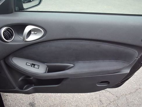 Used 2010 Nissan 370Z Touring w/ Sport Pkg RWD image 33