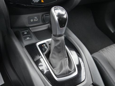 Used 2019 Nissan Rogue SV w/ Premium Package image 14