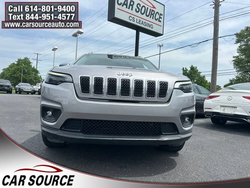 Used 2019 Jeep Cherokee Latitude Plus w/ Cold Weather Group AWD/4WD image 2
