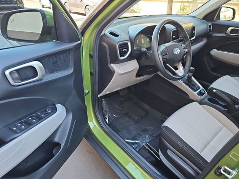 Used 2024 Hyundai Venue SEL FWD image 10