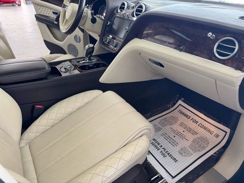 Used 2017 Bentley Bentayga image 14