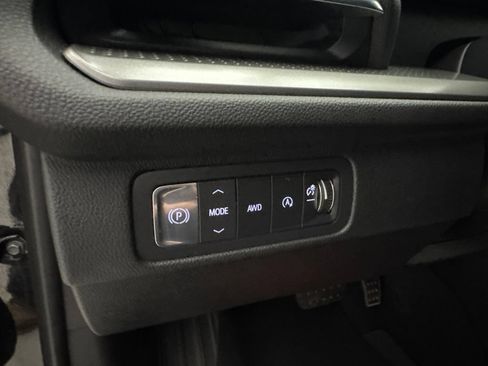 Used 2025 Chevrolet Traverse LT AWD/4WD image 25