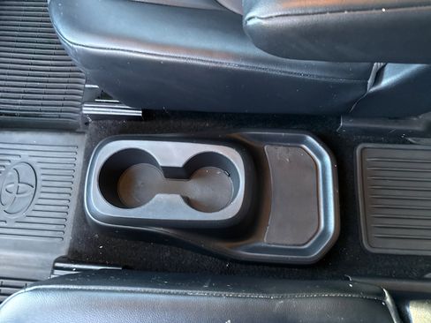 Used 2021 Toyota Highlander XLE image 29