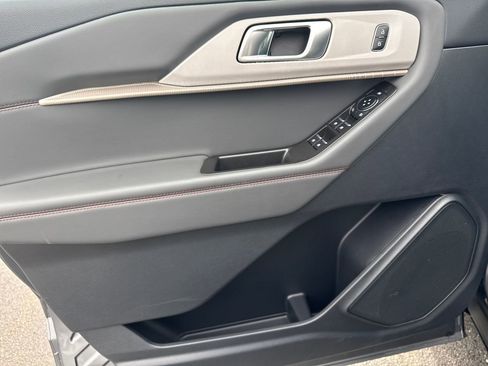 Used 2025 Ford Explorer Active w/ Active Comfort Package AWD/4WD image 13