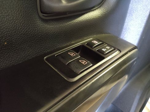 Used 2022 Nissan Titan S image 27