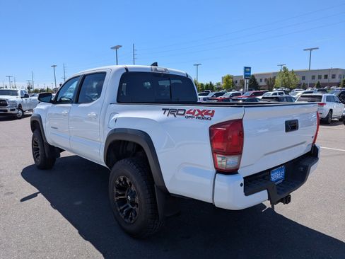 Used 2017 Toyota Tacoma TRD Off-Road w/ Premium & Technology Package AWD/4WD image 33