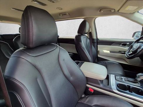 Used 2024 Kia Carnival LX FWD image 19