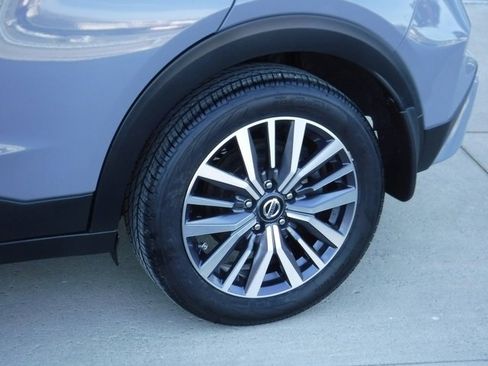 Used 2021 Nissan Kicks SV image 3