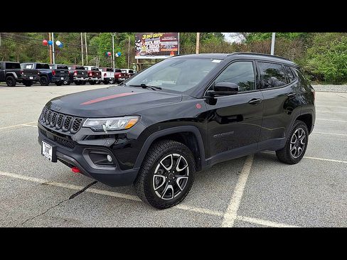 Used 2025 Jeep Compass Trailhawk AWD/4WD image 4