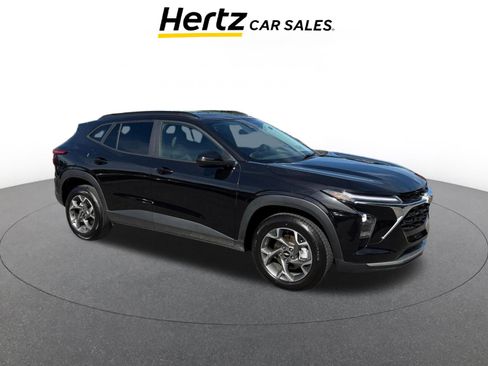 Used 2025 Chevrolet Trax LT FWD image 1
