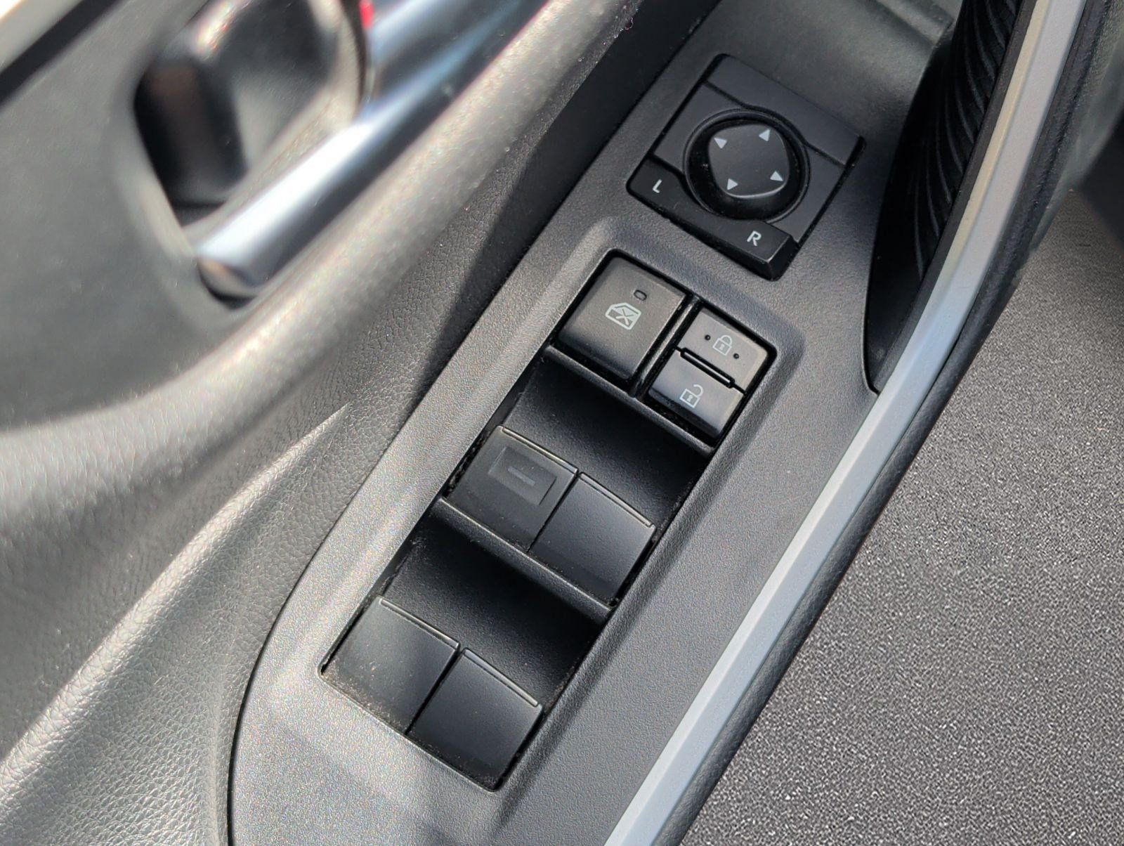 Used 2021 Toyota RAV4 XLE w/ Convenience Package FWD image 9