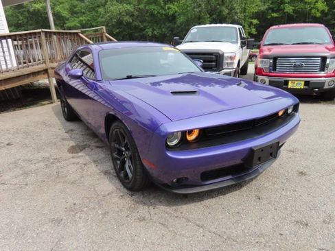 Used 2019 Dodge Challenger SXT w/ Blacktop Package RWD image 4