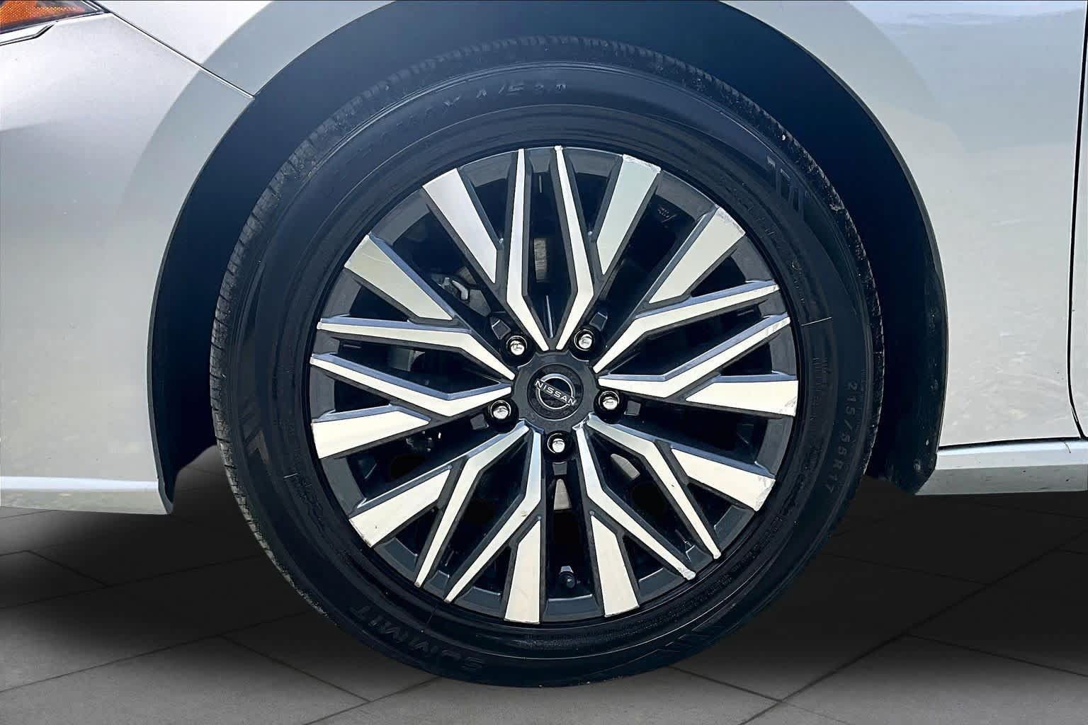Used 2024 Nissan Altima 2.5 SV FWD image 11
