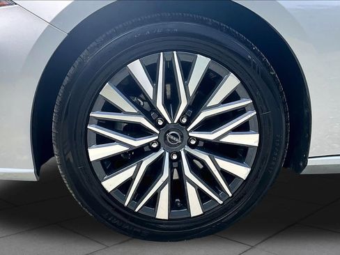 Used 2024 Nissan Altima 2.5 SV FWD image 11