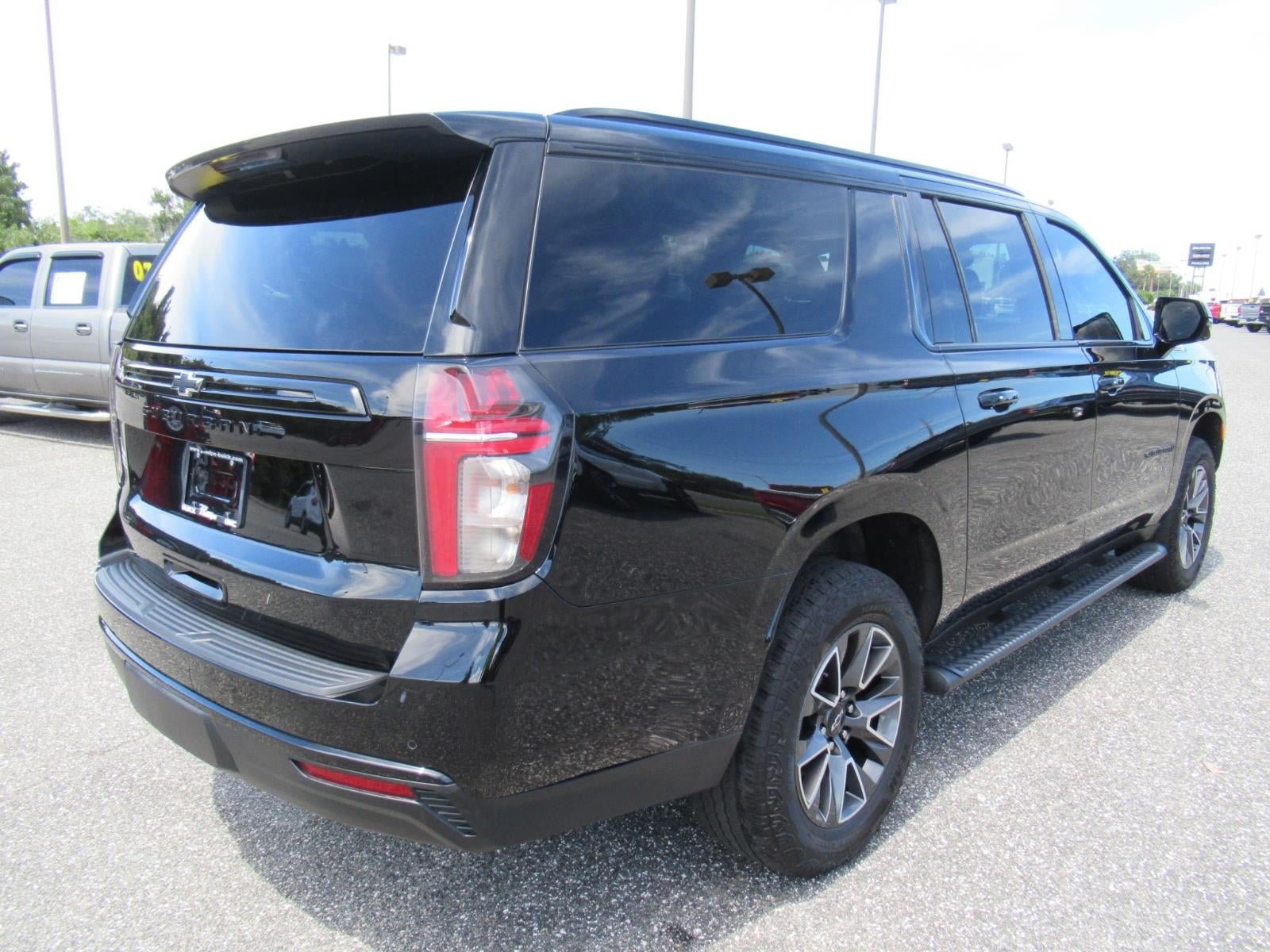 Used 2023 Chevrolet Suburban Z71 w/ Luxury Package AWD/4WD image 7