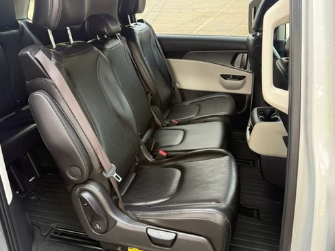 Used 2023 Kia Carnival LX FWD image 28