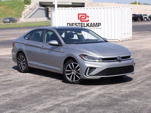 Used 2025 Volkswagen Jetta SE w/ Sunroof Package FWD image 2
