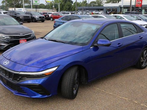 Used 2024 Hyundai Elantra Limited image 7