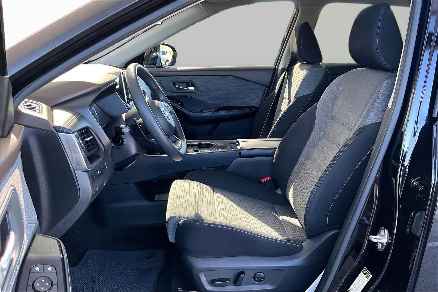 Used 2023 Nissan Rogue SV FWD image 8