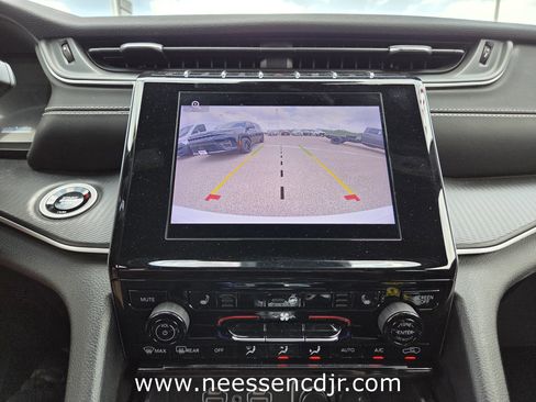 Used 2024 Jeep Grand Cherokee Altitude image 9