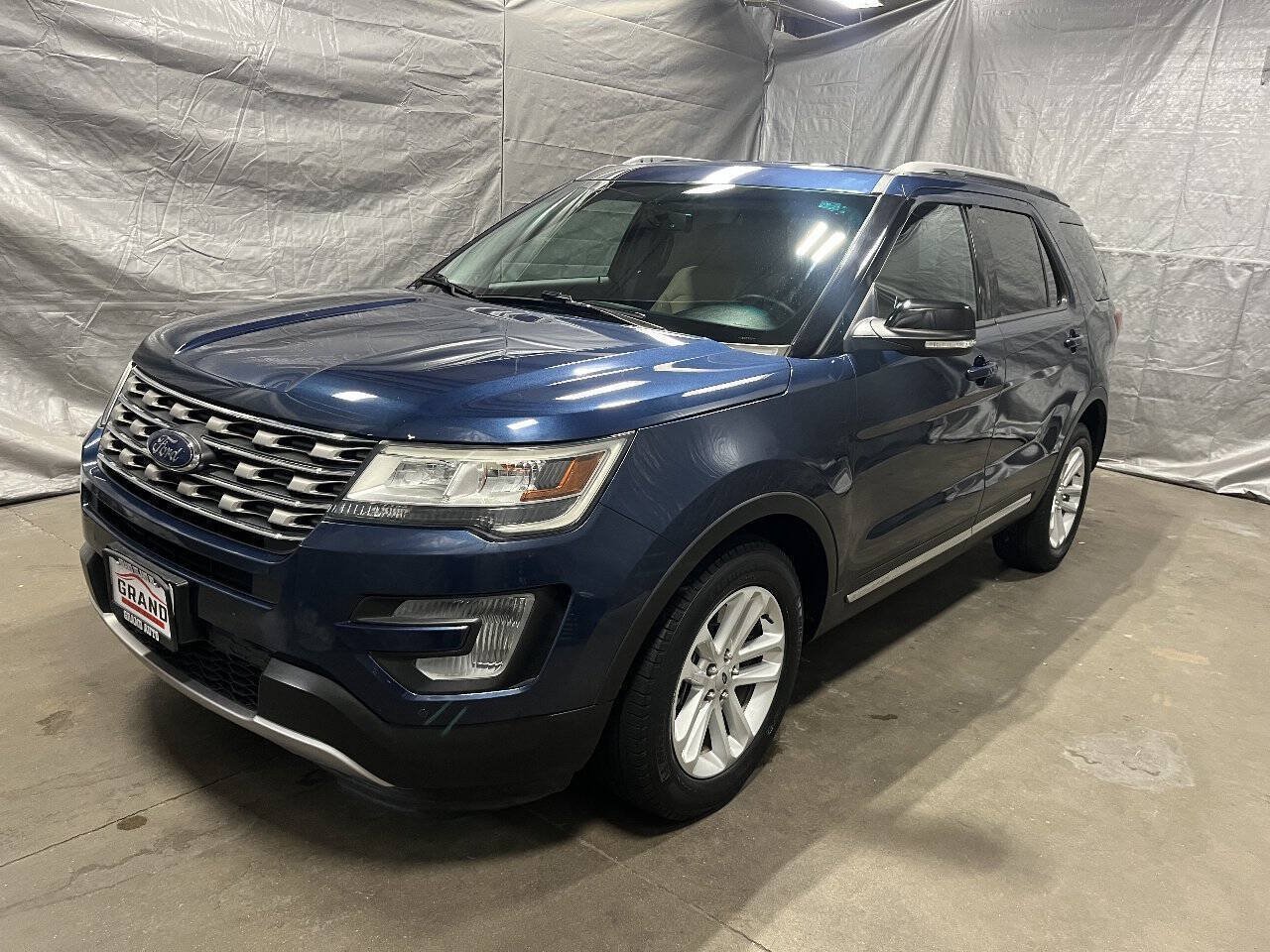 Used 2016 Ford Explorer XLT w/ Equipment Group 202A FWD image 3