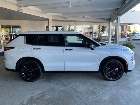 Used 2024 Mitsubishi Outlander SE Black Edition image 2