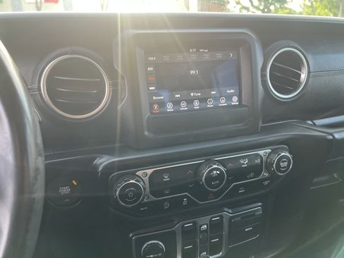 Used 2020 Jeep Gladiator Overland image 13