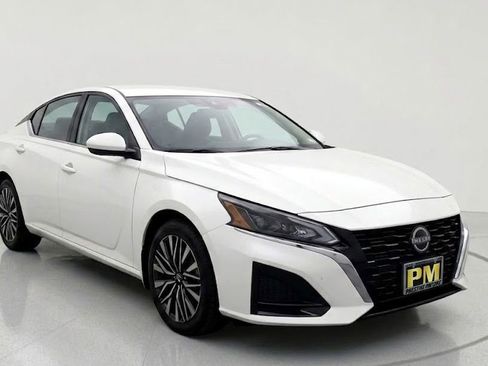Used 2025 Nissan Altima 2.5 SV AWD/4WD image 1
