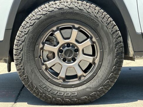 Used 2019 Jeep Cherokee Latitude Plus AWD/4WD image 12