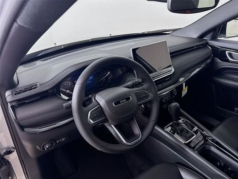 New 2026 Jeep Compass Latitude image 9