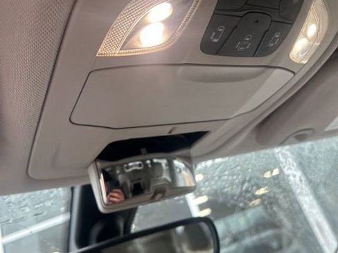 Used 2018 Chrysler Pacifica Touring-L image 27