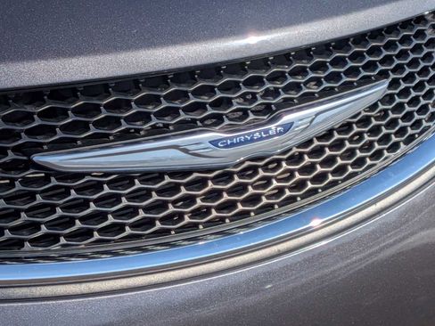 Used 2020 Chrysler Pacifica Touring-L FWD image 12