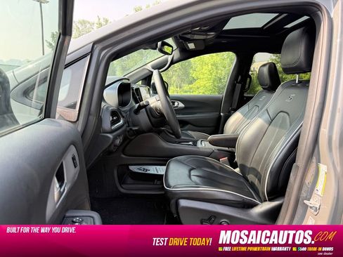 Used 2025 Chrysler Pacifica Limited FWD image 8