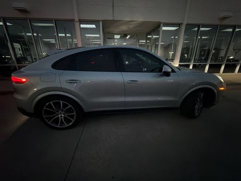 Used 2021 Porsche Cayenne Coupe AWD/4WD image 3