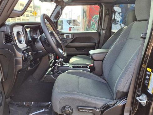 Used 2025 Jeep Wrangler Sahara image 12