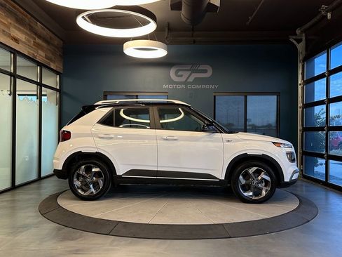 Used 2025 Hyundai Venue Limited image 2