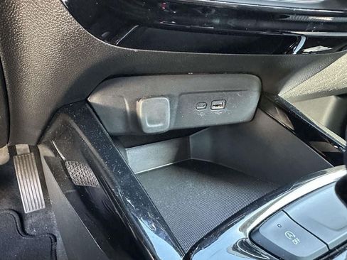 Used 2025 Chevrolet Trax LT w/ LT Convenience Package FWD image 23