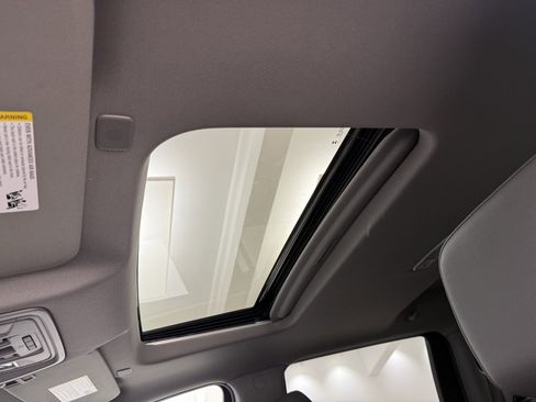 Used 2025 GMC Sierra 3500 SLT w/ SLT Premium Package image 21