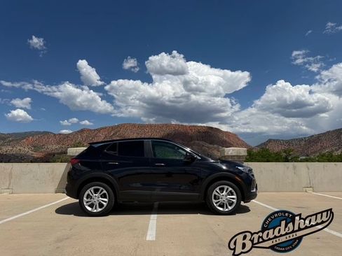 Used 2023 Buick Encore GX Preferred w/ Cold Weather Comfort Package AWD/4WD image 3