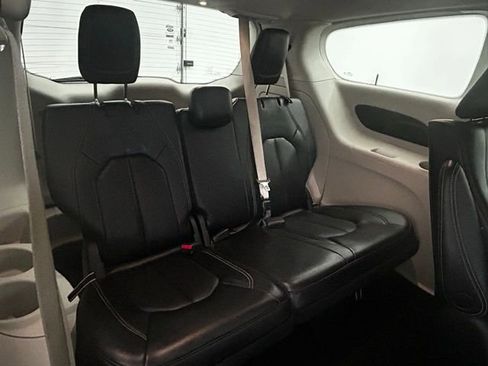 Used 2023 Chrysler Pacifica Touring-L image 36