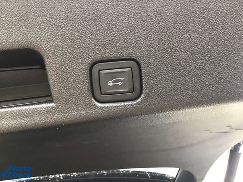 Used 2025 Chevrolet Traverse LT image 7